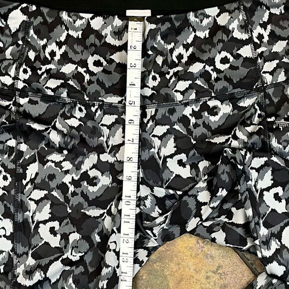 Chico’s Zenergy Gray Black Marble So Slimming Activewear Leggings 2 12/14 - Picture 4 of 10